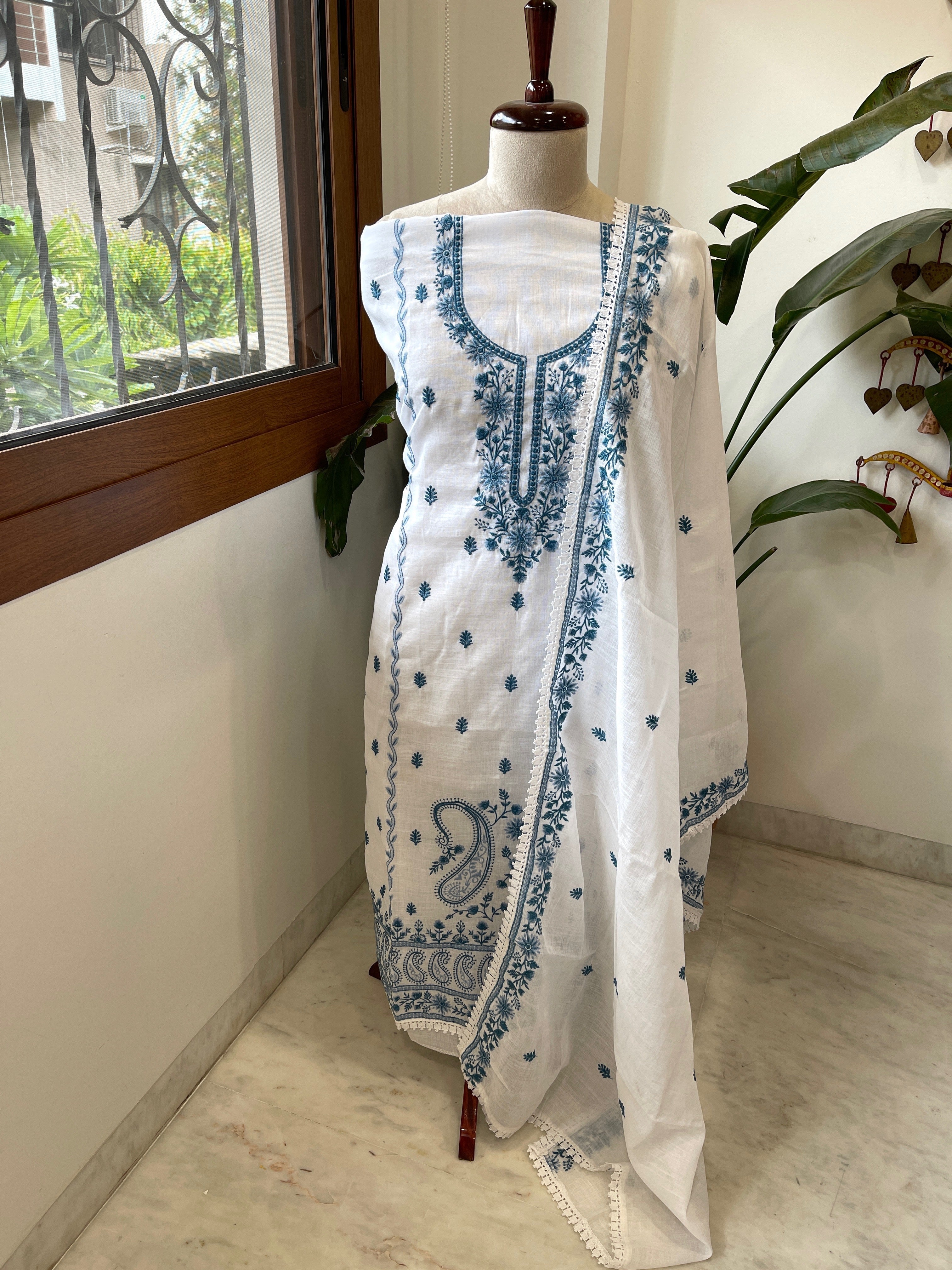 Suit Set with Thread Embroidery in Slub Cotton - Masakalee