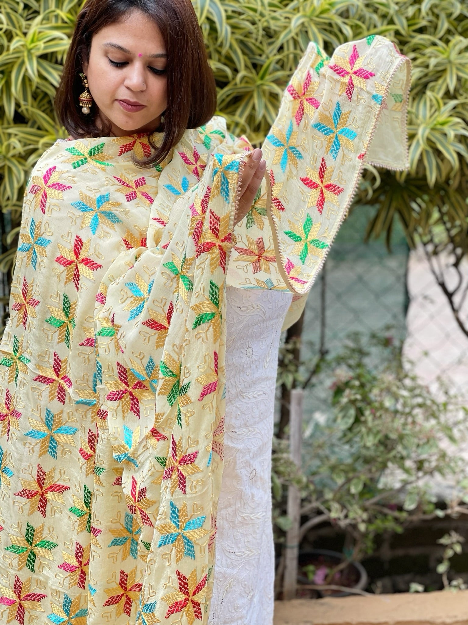White Handmade Desginer Phulkari Dupatta in Pure Chinon - Masakalee