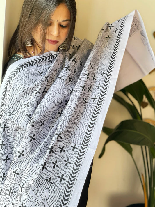 White Handmade Kantha Dupatta in Pure Cotton - Masakalee