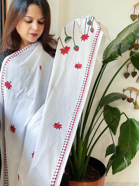 White Handmade Kantha Dupatta in Pure Cotton - Masakalee
