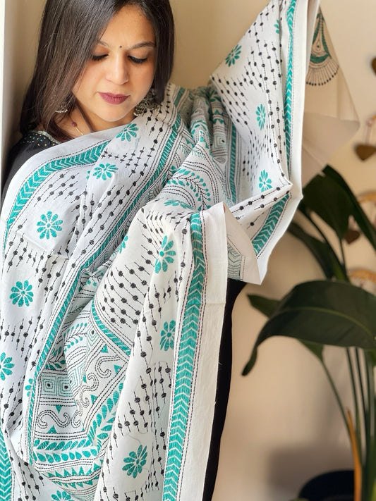 White Handmade Kantha Dupatta in Pure Cotton - Masakalee