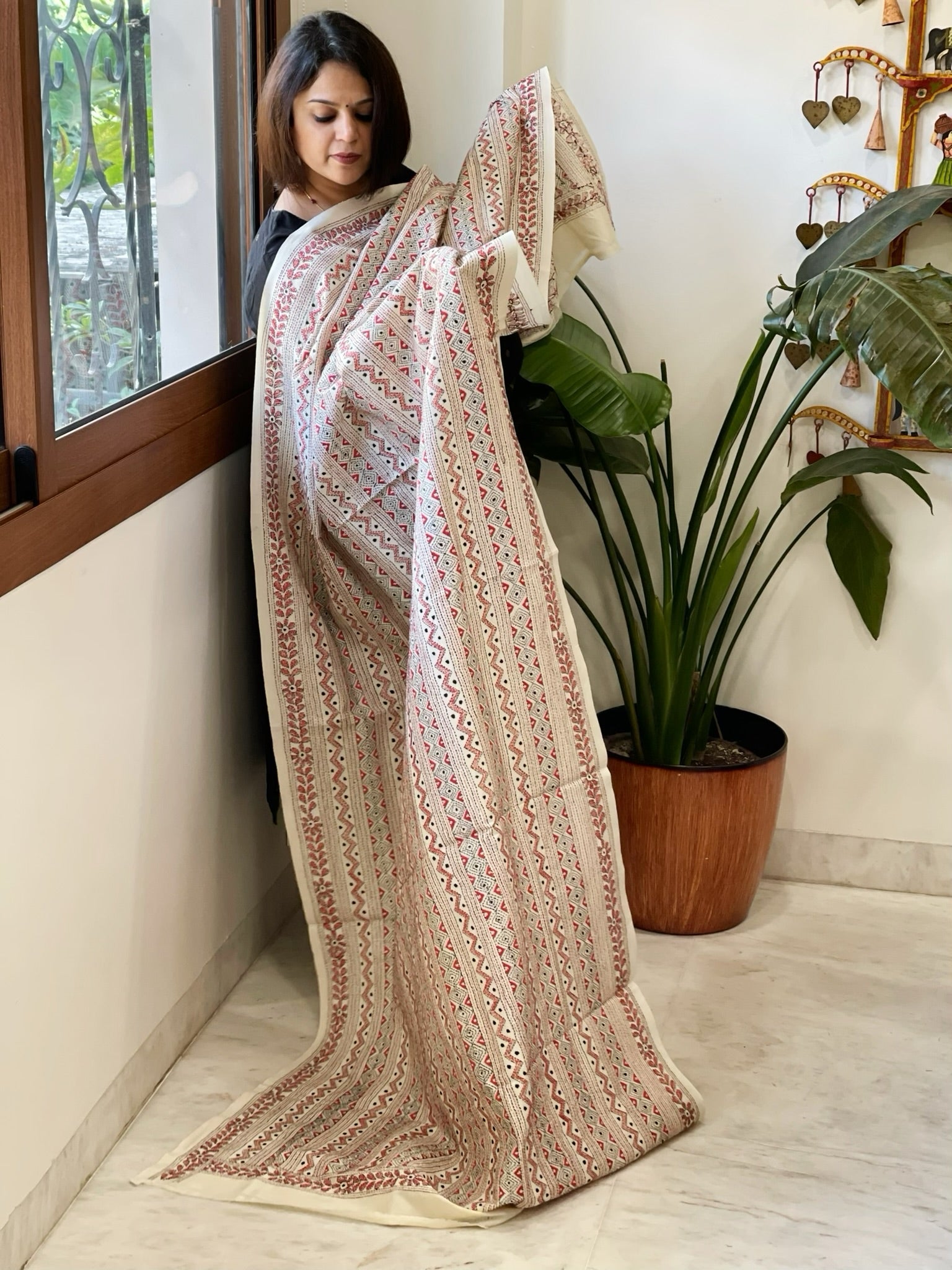 White Handmade Kantha Dupatta in Silk - Masakalee