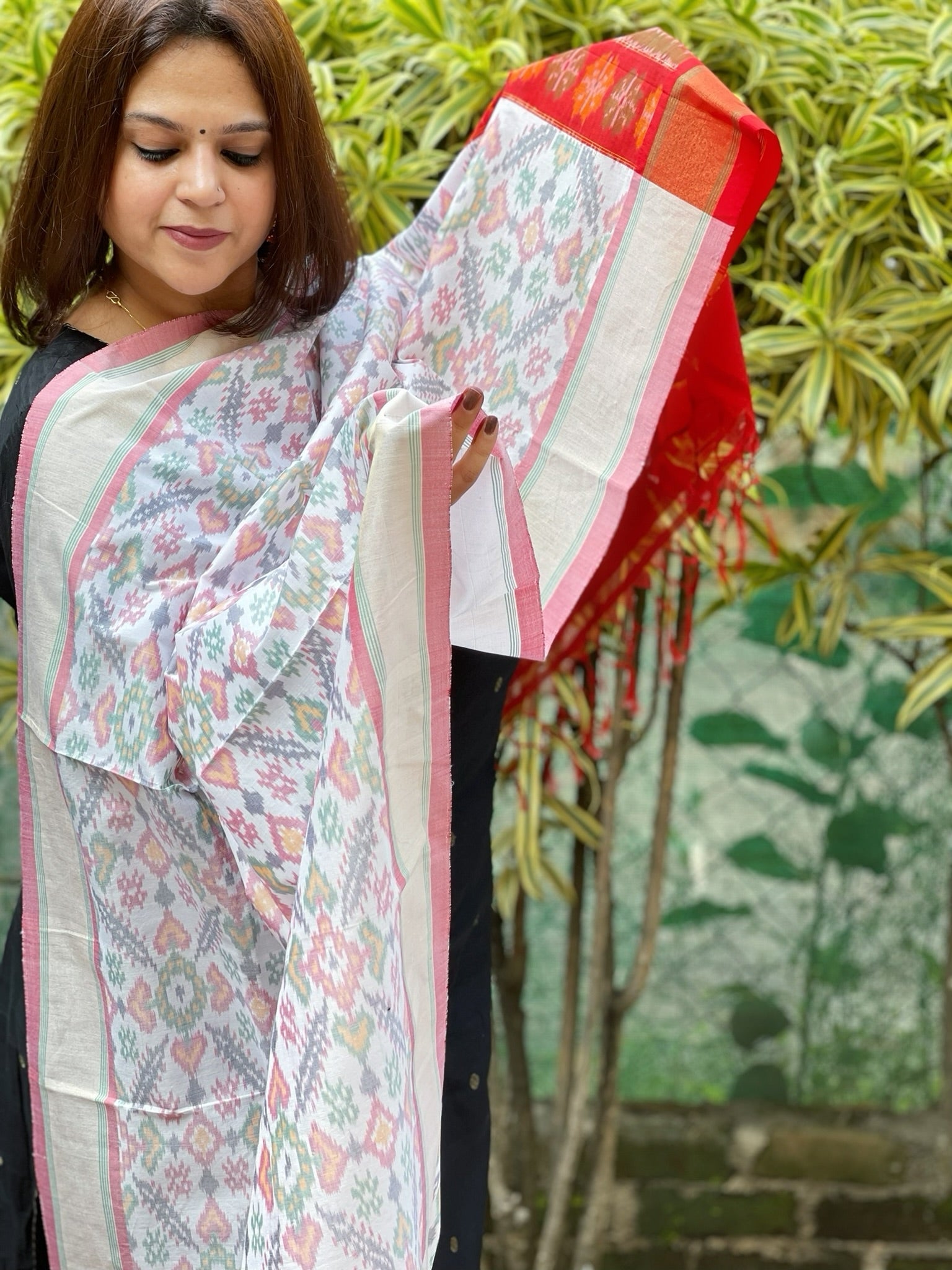 White Handwoven Ikat Dupatta Pure Silk - Cotton - Masakalee