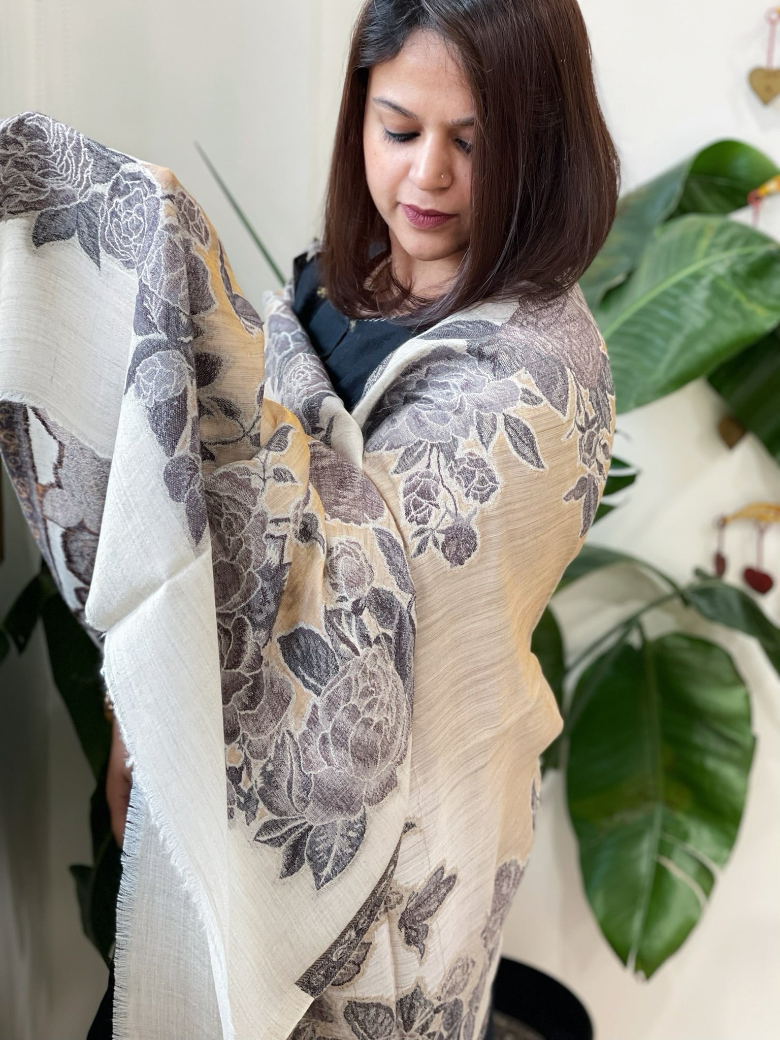 Woven Pashmina Zari Stole with Floral Kaani Pallu - Masakalee